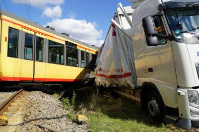 Lkw ueber uebersiehst heran fahrenden Zug und wird mit geschleift!